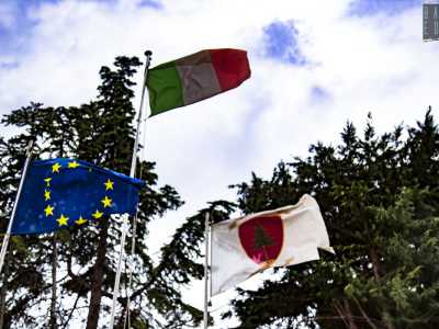 Attraverso un cancello ci dirigiamo prima nel cortile del complesso. Qui, in un angolo verde, sono posizionate le bandiere dell�Unione Europea, dell�Italia e della Brigata Pinerolo